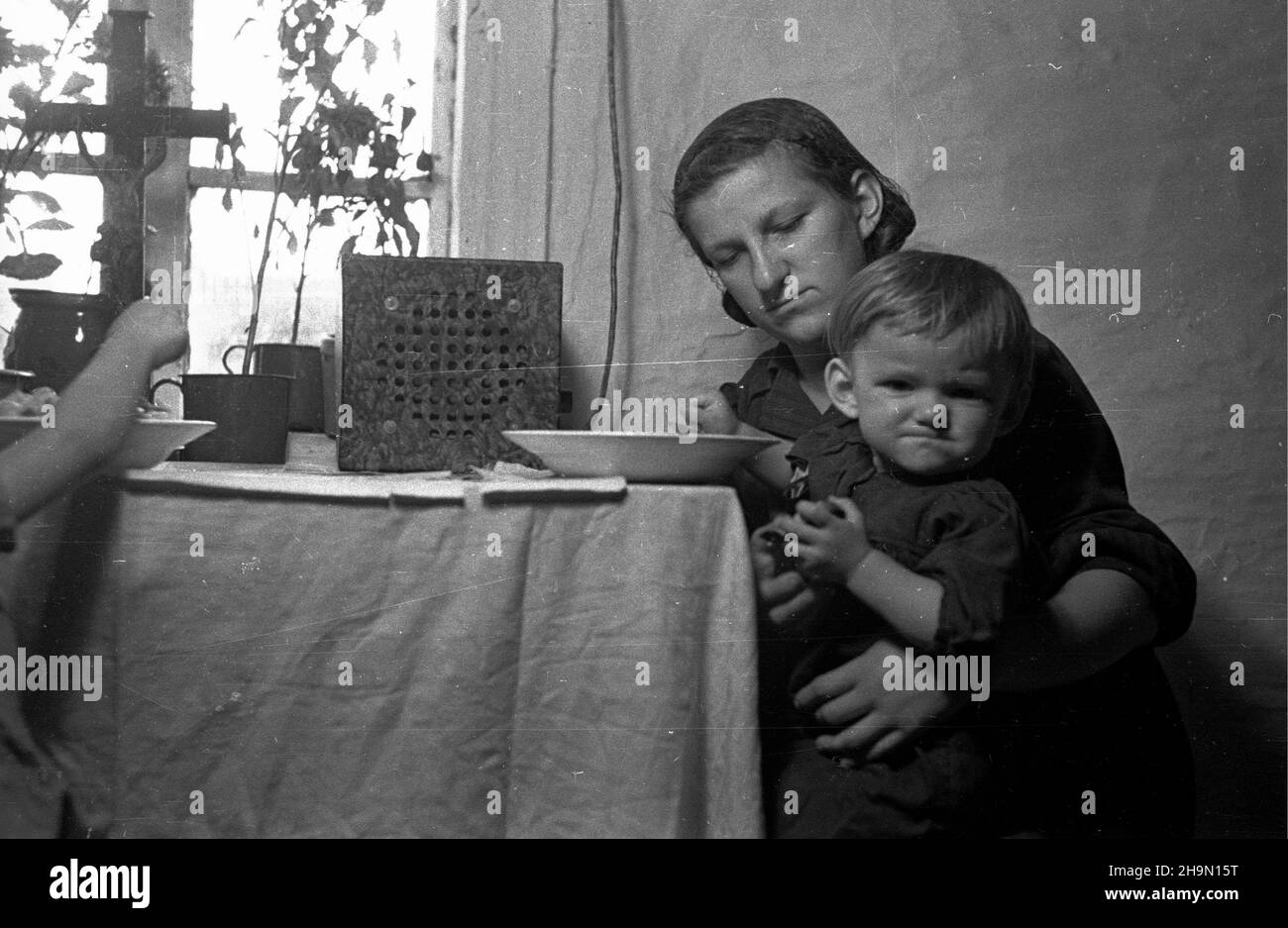 Suchedniów, 1948-10-10. Uroczystoœæ uruchomienia radiowêz³a maj¹cego obs³ugiwaæ ponad 500 g³oœników w  okolicznych miejscowoœciach. Nz. przebieg uroczystoœci jest ju¿ transmitowany przez odbiornik.   mw  PAP          Suchedniow, Oct. 10, 1948. The radio broadcasting system inauguration ceremony. The system was to reach over 500 receivers in nearby localities. Pictured: the ceremony was broadcast on the radio.   mw  PAP Stock Photo