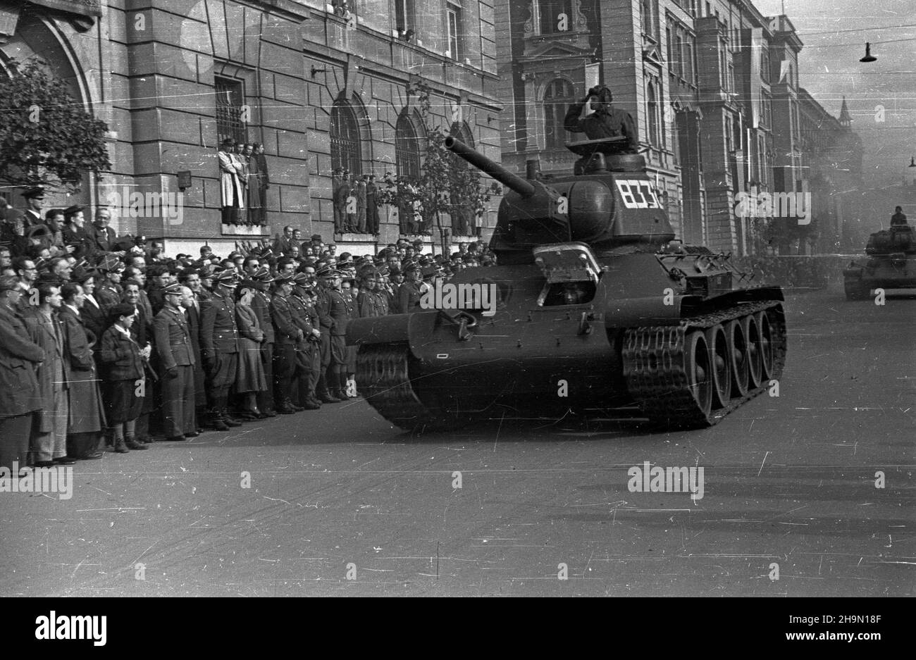 Kraków, 1948-10-10. Centralne obchody pi¹tej rocznicy bitwy pod Lenino zakoñczy³a defilada z udzia³em 70 tys. uczestników. Nz. ul. Basztowa, przejazd czo³gów zamyka defiladê. mw  PAP      Cracow, Oct. 10, 1948. Central ceremonies marking the fifth anniversary of the Battle of Lenino ended with a parade attended by 70,000 people. Pictured: Basztowa Street,  tanks closing the parade.  mw  PAP Stock Photo