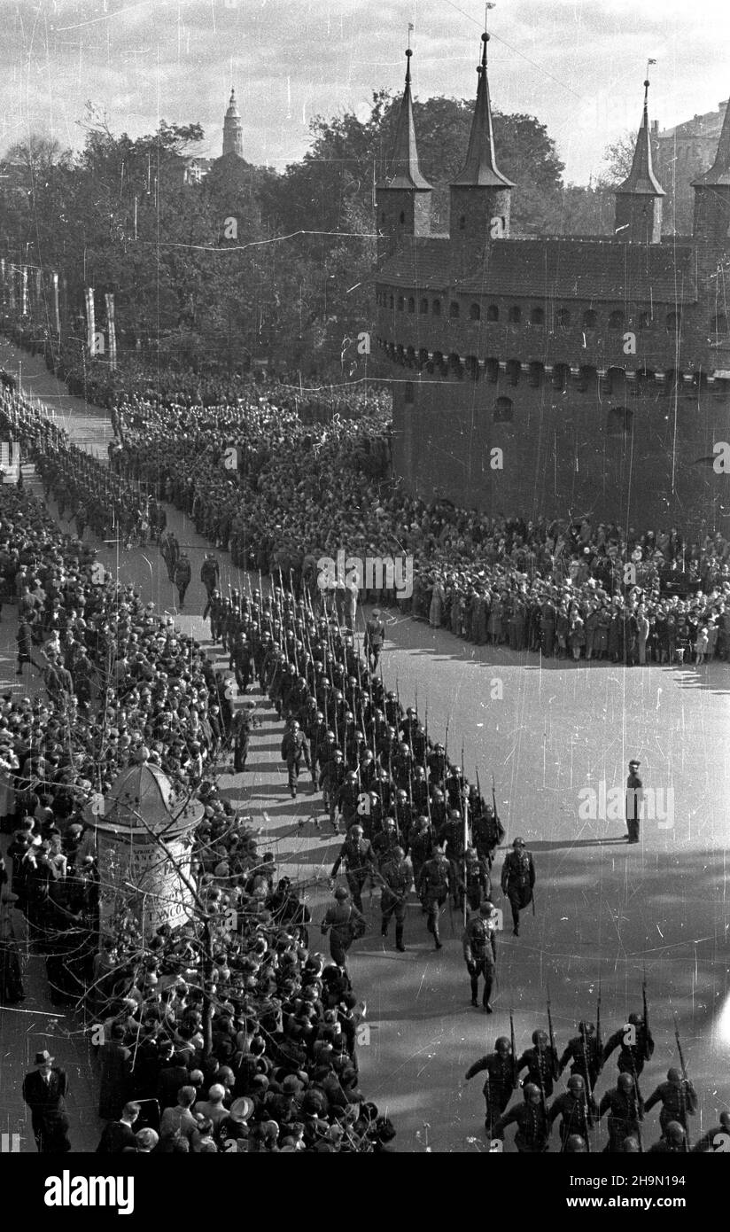 Kraków, 1948-10-10. Centralne obchody pi¹tej rocznicy bitwy pod Lenino zakoñczy³a defilada z udzia³em 70 tys. uczestników. Nz. defilada na ul. Basztowej, z prawej Barbakan. mw  PAP      Cracow, Oct. 10, 1948. Central ceremonies marking the fifth anniversary of the Battle of Lenino ended with a parade attended by 70,000 people. Pictured: the parade on Basztowa Street, on the right the Barbican.  mw  PAP Stock Photo