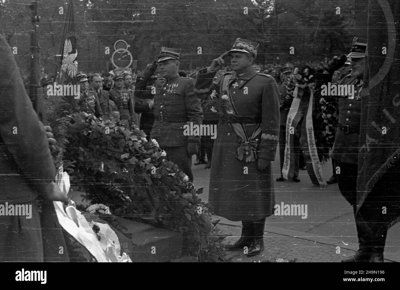 Kraków, 1948-10-10. Centralne obchody pi¹tej rocznicy bitwy pod Lenino. Sk³adanie kwiatów na Grobie Nieznanego ¯o³nierza na pl. Matejki. Nz. m.in. marsza³ek Micha³ Rola-¯ymierski (2P). mw  PAP      Cracow, Oct. 10, 1948. Central ceremonies marking the 5th anniversary of the Battle of Lenino. The laying of flowers at the Tomb of the Unknown Soldier on Matejki Square. Pictured: Marshal  Michal Rola-Zymierski (2nd right).  mw  PAP Stock Photo