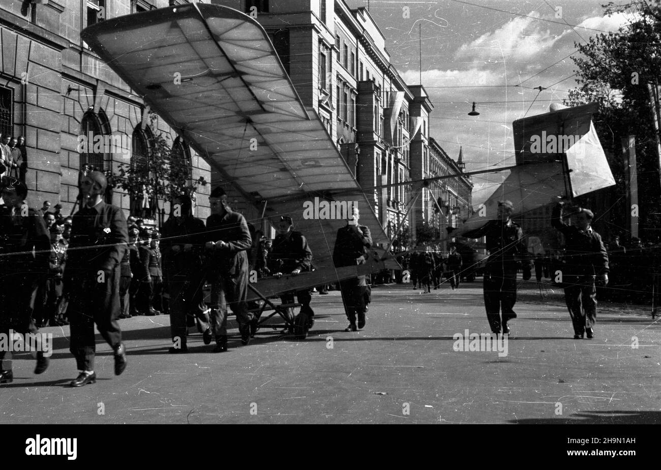 Kraków, 1948-10-10. Centralne obchody pi¹tej rocznicy bitwy pod Lenino zakoñczy³a defilada z udzia³em 70 tys. uczestników. Nz. oddzia³y Ligi Lotniczej zbli¿aj¹ siê do trybuny, ustawionej w pobli¿u gmachu Urzêdu Wojewódzkiego przy ul. Basztowej. mw  PAP      Cracow, Oct. 10, 1948. Central ceremonies marking the 5th anniversary of the Battle of Lenino ended in a parade that attracted 70,000 participants. Pictured: a unit of the Aviation League marches in front of the box, located near the Provincial Office on Basztowa Street.  mw  PAP Stock Photo