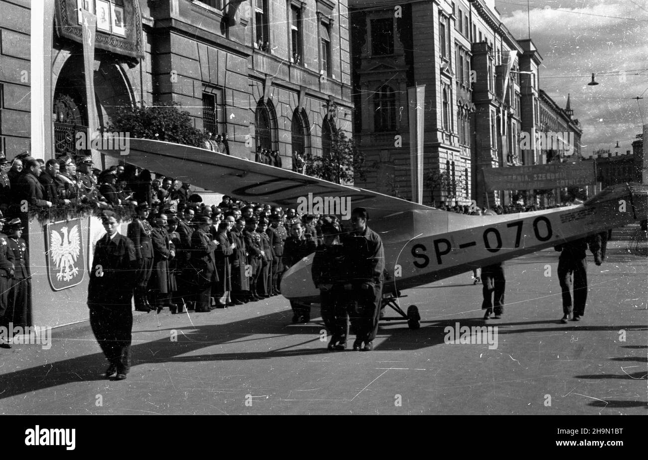 Kraków, 1948-10-10. Centralne obchody pi¹tej rocznicy bitwy pod Lenino zakoñczy³a defilada z udzia³em 70 tys. uczestników. Na trybunie honorowej m.in. marsza³ek Micha³ Rola-¯ymierski w otoczeniu generalicji. Nz. oddzia³y Ligi Lotniczej przed trybun¹, ustawion¹ w pobli¿u gmachu Urzêdu Wojewódzkiego przy ul. Basztowej. mw  PAP      Cracow, Oct. 10, 1948. Central ceremonies marking the 5th anniversary of the Battle of Lenino ended in a parade that attracted 70,000 participants. On the box Marshal Michal Rola-Zymierski among generals. Pictured: a unit of the Aviation League marches in front of the Stock Photo