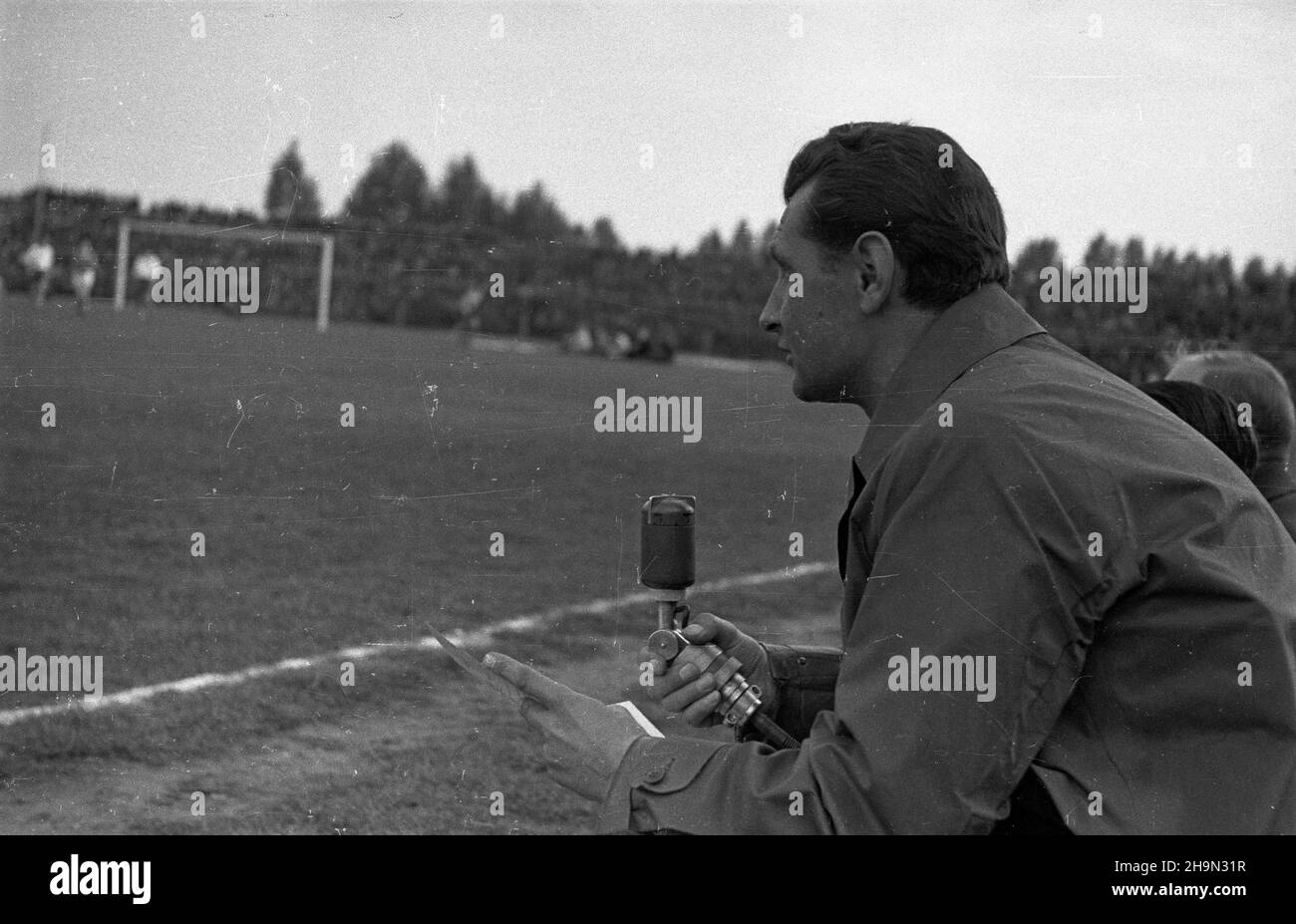 Warszawa, 1948-10-17. Na stadionie Wojskowego Klubu Sportowego Legia przy ul. £azienkowskiej rozegrano mecz towarzyski w pi³ce no¿nej pomiêdzy Polsk¹ i Finlandi¹ 1:0 (0:0). Zwyciêsk¹ bramkê strzeli³ Gerard Cieœlik. Nz. sprawozdawca radiowy Tadeusz Pyszkowski. pw PAP Warsaw, Oct. 17, 1948. A soccer friendly match between Poland and Finland 1:0 (0:0) was played at the Legia military sports stadium on Lazienkowska Street with the winning goal shot by Gerard Cieslik. Pictured: radio sportscaster Tadeusz Pyszkowski. pw PAP Stock Photo