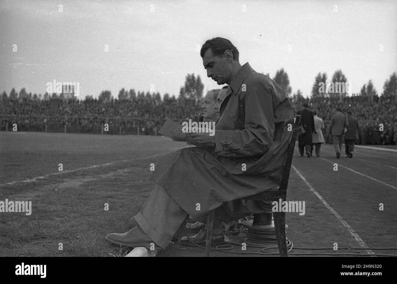 Warszawa, 1948-10-17. Na stadionie Wojskowego Klubu Sportowego Legia przy ul. £azienkowskiej rozegrano mecz towarzyski w pi³ce no¿nej pomiêdzy Polsk¹ i Finlandi¹ 1:0 (0:0). Zwyciêsk¹ bramkê strzeli³ Gerard Cieœlik. Nz. sprawozdawca radiowy Tadeusz Pyszkowski. pw PAP Warsaw, Oct. 17, 1948. A soccer friendly match between Poland and Finland 1:0 (0:0) was played at the Legia military sports stadium on Lazienkowska Street with the winning goal shot by Gerard Cieslik. Pictured: radio sportscaster Tadeusz Pyszkowski. pw PAP Stock Photo