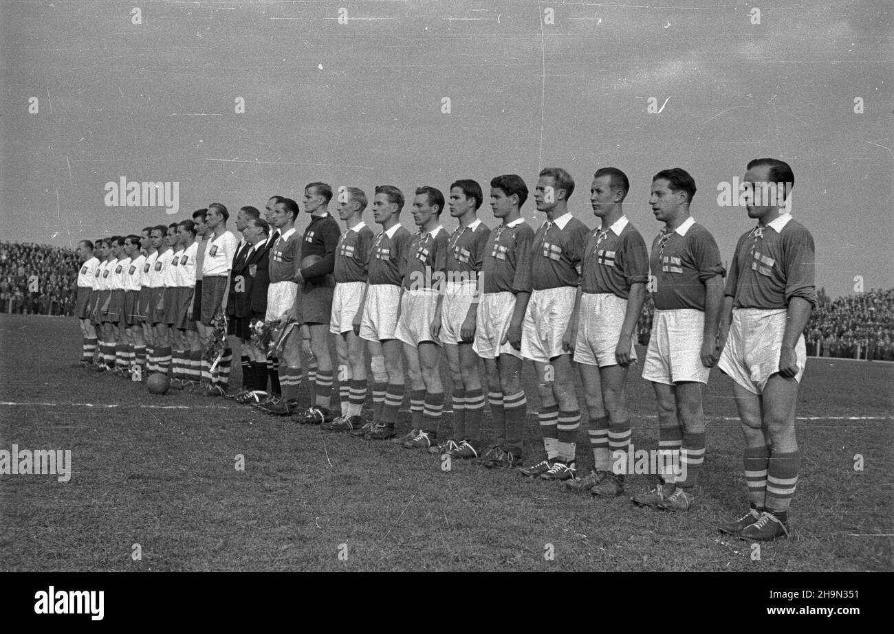 Warszawa, 1948-10-17. Na stadionie Wojskowego Klubu Sportowego Legia przy ul. £azienkowskiej rozegrano mecz towarzyski w pi³ce no¿nej pomiêdzy Polsk¹ i Finlandi¹ 1:0 (0:0). Nz. dru¿yny: Finlandii m.in. Savnola (10P) i Polski m.in.: Tadeusza Parpan (11L), Henryk Skromny (10L), Gerard Cieœlik (5L), Mieczys³aw Gracz (2L), Tadeusz Waœko (1L) oraz sêdzia g³ówny Barna z Wêgier (13P), sêdziowie boczni Michalik (14P) i D³ugosz (12P) z Polski. pw PAP Warsaw, Oct. 17, 1948. A soccer friendly match between Poland and Finland 1:0 (0:0) was played at the Legia military sports stadium on Lazienkowska Stock Photo
