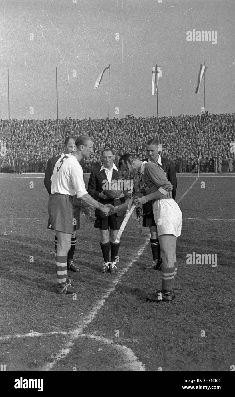 Warszawa, 1948-10-17. Na stadionie Wojskowego Klubu Sportowego Legia przy ul. £azienkowskiej rozegrano mecz towarzyski w pi³ce no¿nej pomiêdzy Polsk¹ i Finlandi¹ 1:0 (0:0). Nz. powitanie kapitanów obu dru¿yn przed meczem, z lewej kapitan dru¿yny polskiej Tadeusz Parpan; w g³êbi sêdzia g³ówny Barna z Wêgier (C) oraz sêdziowie boczni Michalik (L) i D³ugosz (P) z Polski. pw PAP Warsaw, Oct. 17, 1948. A soccer friendly match between Poland and Finland 1:0 (0:0) was played at the Legia military sports stadium on Lazienkowska Street with Gerard Cieslik shooting the winning goal. Pictured: gree Stock Photo