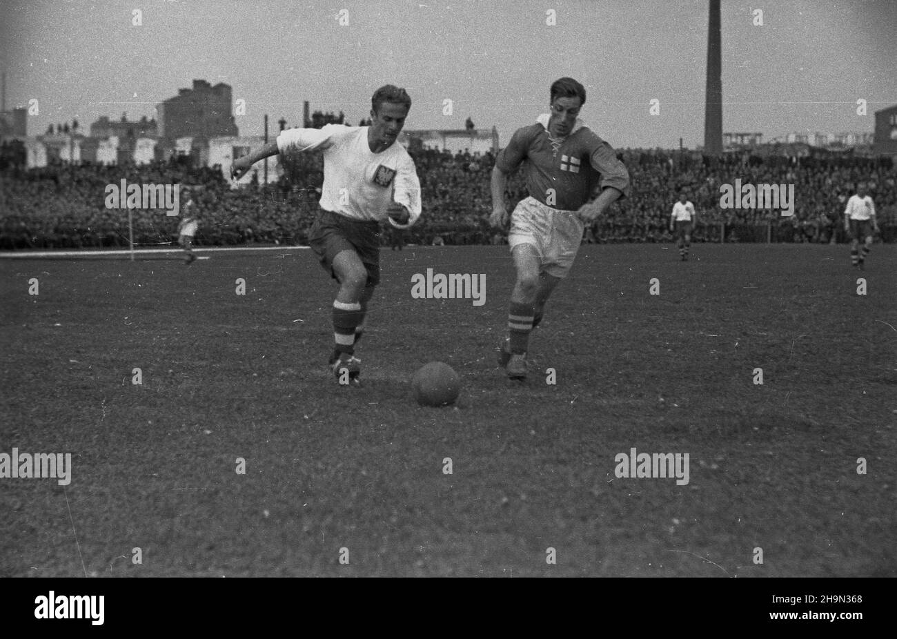 Warszawa, 1948-10-17. Na stadionie Wojskowego Klubu Sportowego Legia przy ul. £azienkowskiej rozegrano mecz towarzyski w pi³ce no¿nej pomiêdzy Polsk¹ i Finlandi¹ 1:0 (0:0). pw PAP Warsaw, Oct. 17, 1948. A soccer friendly match between Poland and Finland 1:0 (0:0) was played at the Legia military sports stadium on Lazienkowska Street. pw PAP Stock Photo