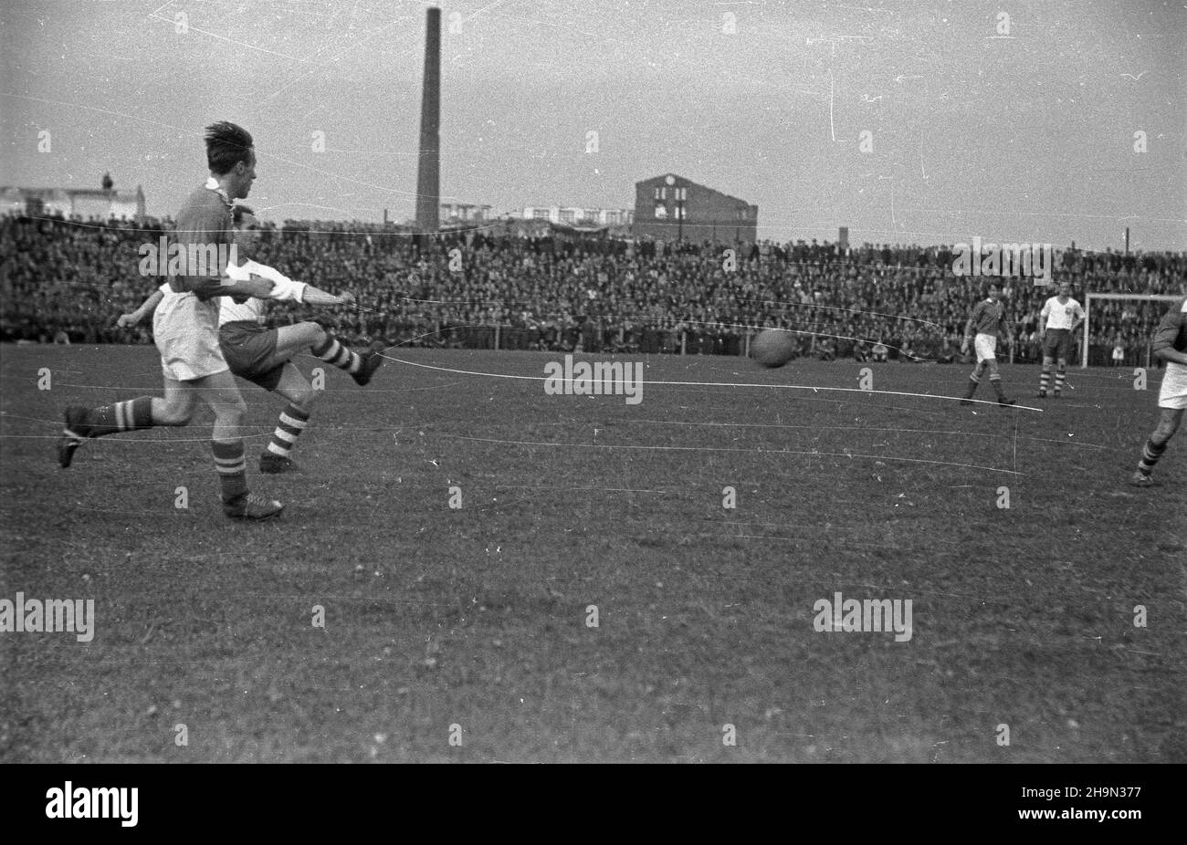 Warszawa, 1948-10-17. Na stadionie Wojskowego Klubu Sportowego Legia przy ul. £azienkowskiej rozegrano mecz towarzyski w pi³ce no¿nej pomiêdzy Polsk¹ i Finlandi¹ 1:0 (0:0). pw PAP Warsaw, Oct. 17, 1948. A soccer friendly match between Poland and Finland 1:0 (0:0) was played at the Legia military sports stadium on Lazienkowska Street. pw PAP Stock Photo