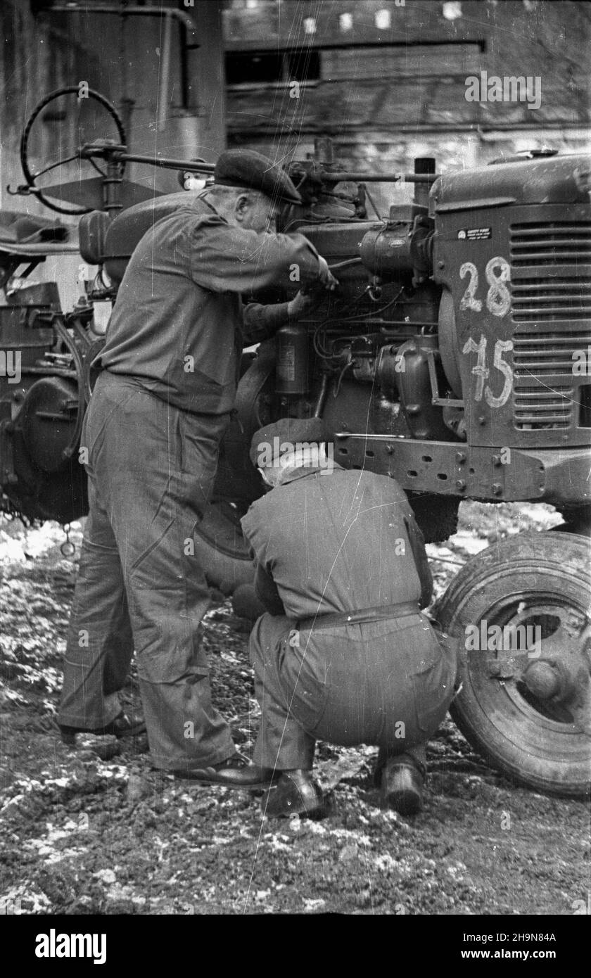 Toszek, 1948-11. Oœrodek Maszyn Rolniczych. Do zak³adu przyby³a grupa trzydziestu Czechów, która zaoferowa³a siê bezinteresownie wyremontowaæ maszyny rolnicze. Naprawa silnika w ci¹gniku. uu  PAP    Dok³adny dzieñ wydarzenia nieustalony.      Toszek, Nov. 1948. The Agriculture Machine Centre. A group of 30 Czechs arrived in the plant to repair machines free-of-charge. A tractor engine repair.   uu  PAP Stock Photo