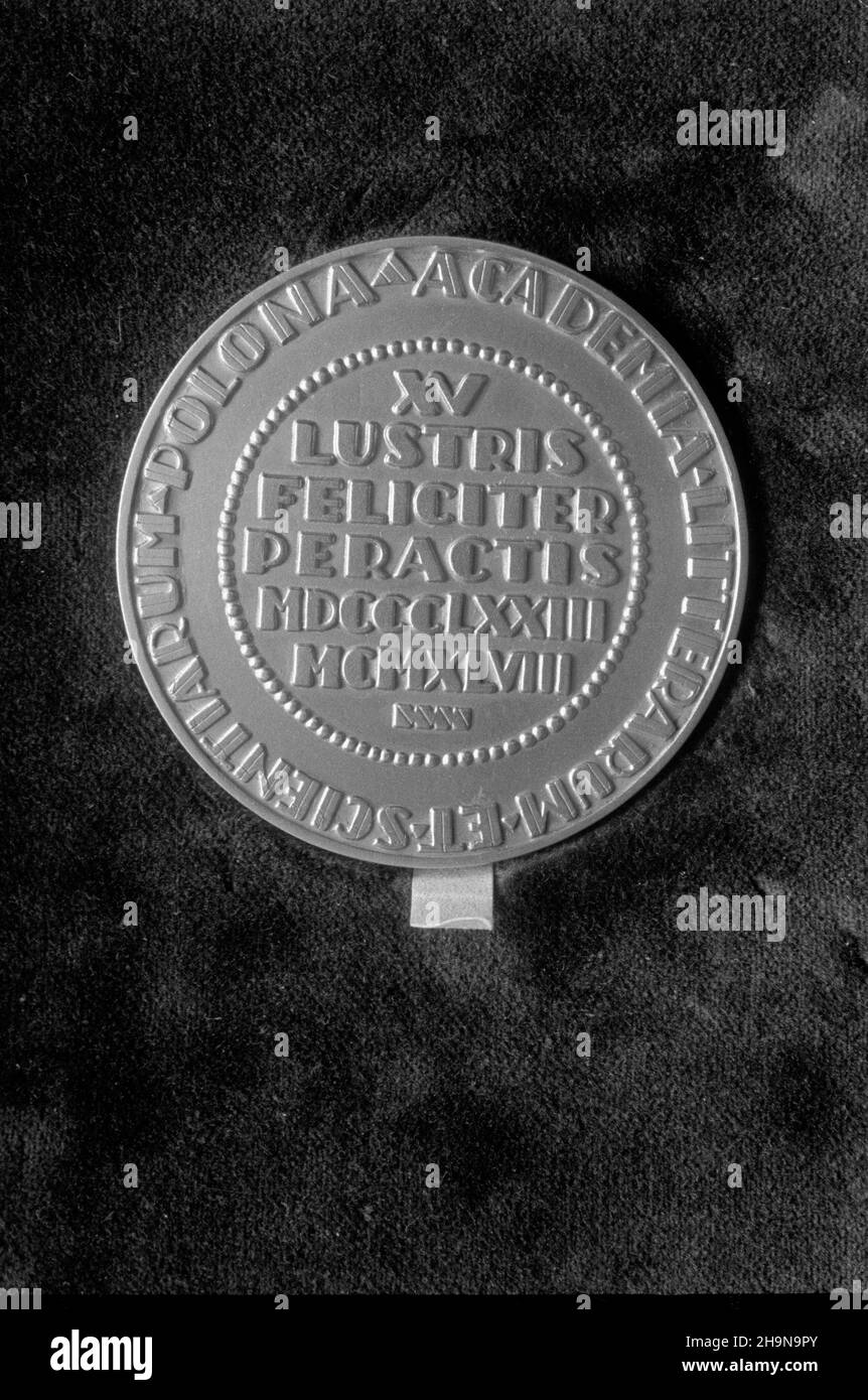 Kraków, 1948-11. Medal pami¹tkowy Polskiej Akademii Umiejêtnoœci z okazji 75. rocznicy jej powstania (1872 r.). Nz. rewers z nazw¹ ³aciñsk¹ PAU na obrze¿u (Academia Litterarum et Scientiarum Polona).   Dok³adny dzieñ wydarzenia nieustalony.  bk  PAP      Cracow, Nov. 1948. A commemorative medal issued by the Polish Academy of Learning to mark its 75th anniversary (established in 1872). Pictured: the reverse of the medal with a Latin inscription on the edge - Academia Litterarum et Scientiarum Polona (Polish Academy of Learning).  bk  PAP Stock Photo