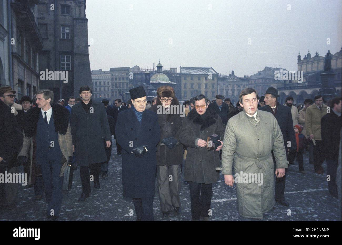 Kraków 02.1984. Wizyta w Polsce Sekretarza Generalnego Organizacji Narodów Zjednoczonych (ONZ) peruwiañskiego polityka Javiera Pereza de Cuellar. Nz. Perez de Cuellar (z przodu 1L) zwiedza miasto. js  PAP/Grzegorz Rogiñski    Dok³adny dzieñ wydarzenia nieustalony.         Cracow, Poland, February 1984. United Nations Secretary General Javier Perez de Cuellar (L) takes a stroll during a visit to Cracow. Un Secretary General is on a visit to Poland. PAP/GRZEGORZ ROGINSKI Stock Photo
