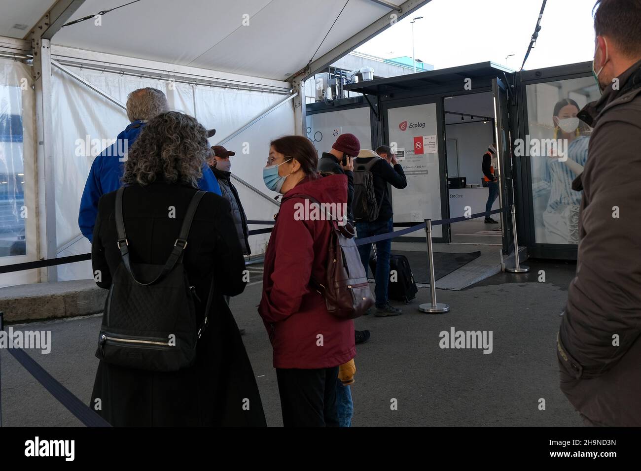 Brussels, Belgium. 7th Dec, 2021. People wait to receive test at a COVID-19 test center in Brussels, Belgium, Dec. 7, 2021. Hans Kluge, the WHO's regional director for Europe, on Tuesday urged governments and citizens in Europe to take immediate action to halt the spread of the COVID-19 pandemic by implementing five pandemic stabilizers to keep the mortality rate down. Credit: Zhang Cheng/Xinhua/Alamy Live News Stock Photo