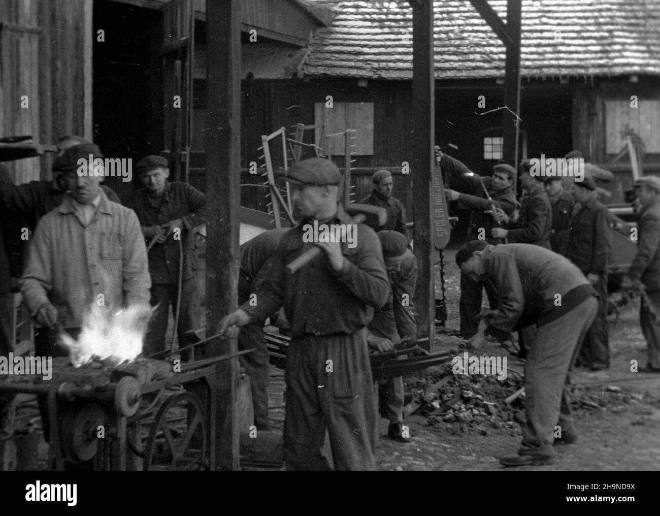 Toszek, 1948-11. Oœrodek Maszyn Rolniczych w Toszku. Do zak³adu przyby³a grupa trzydziestu Czechów, która zaoferowa³a siê bezinteresownie wyremontowaæ maszyny rolnicze. uu  PAP    Dok³adny dzieñ wydarzenia nieustalony.    Toszek, Nov. 1948. The Agricultural Machine Center in Toszek. A group of 30 Czechs came to the center and offered to repair agricultural machines free of charge.  uu  PAP Stock Photo