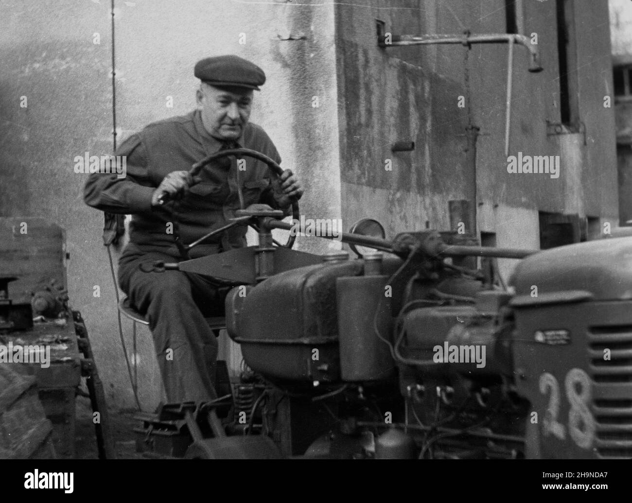 Toszek, 1948-11. Oœrodek Maszyn Rolniczych w Toszku. Do zak³adu przyby³a grupa trzydziestu Czechów, która zaoferowa³a siê bezinteresownie wyremontowaæ maszyny rolnicze. uu  PAP    Dok³adny dzieñ wydarzenia nieustalony.    Toszek, Nov. 1948. The Agricultural Machine Center in Toszek. A group of 30 Czechs came to the center and offered to repair agricultural machines free of charge.  uu  PAP Stock Photo