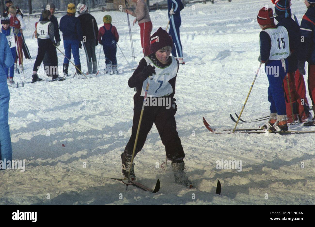 Zakopane 02.1984. Memoria³ Bronis³awa Czecha i Heleny Marusarzówny. Zawody narciarskie rozgrywane corocznie od 1946 roku w Zakopanem. Nz. dzieci uczestnicz¹ce w tzw. Ma³ym Memoriale B. Czecha i H. Marusarzówny. js PAP/Jerzy Ochoñski Dok³adny dzieñ wydarzenia nieustalony. Zakopane February 1984. The 1984 Bronislaw Czech and Helena Marusarzowna Memorial Ski Track. The ski competition held every year since 1946 in Zakopane. Pictured: children in the so called Small B. czech and H. Maruszarzowna Memorial Ski Track. js PAP/Jerzy Ochonski Event date unknown. Stock Photo