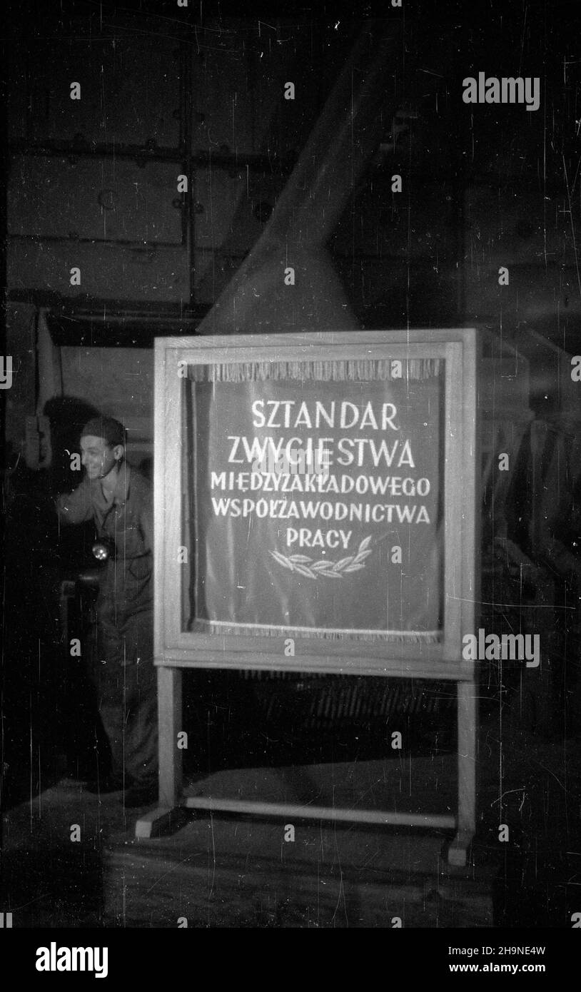 Warszawa, 1948-11. Elektrownia Warszawska. Nz. przechodni sztandar miêdzyzak³adowego wspó³zawodnictwa pracy, jakim uhonorowano za³ogê elektrowni za osi¹gniêcia w produkcji. Dok³adny dzieñ wydarzenia nieustalony.  bk  PAP      Warsaw, Nov. 1948. Warsaw Power-generating plant. Pictured: the challenge banner of the inter-factory labour competition, the award for the plant work force for production achievements.   bk  PAP Stock Photo