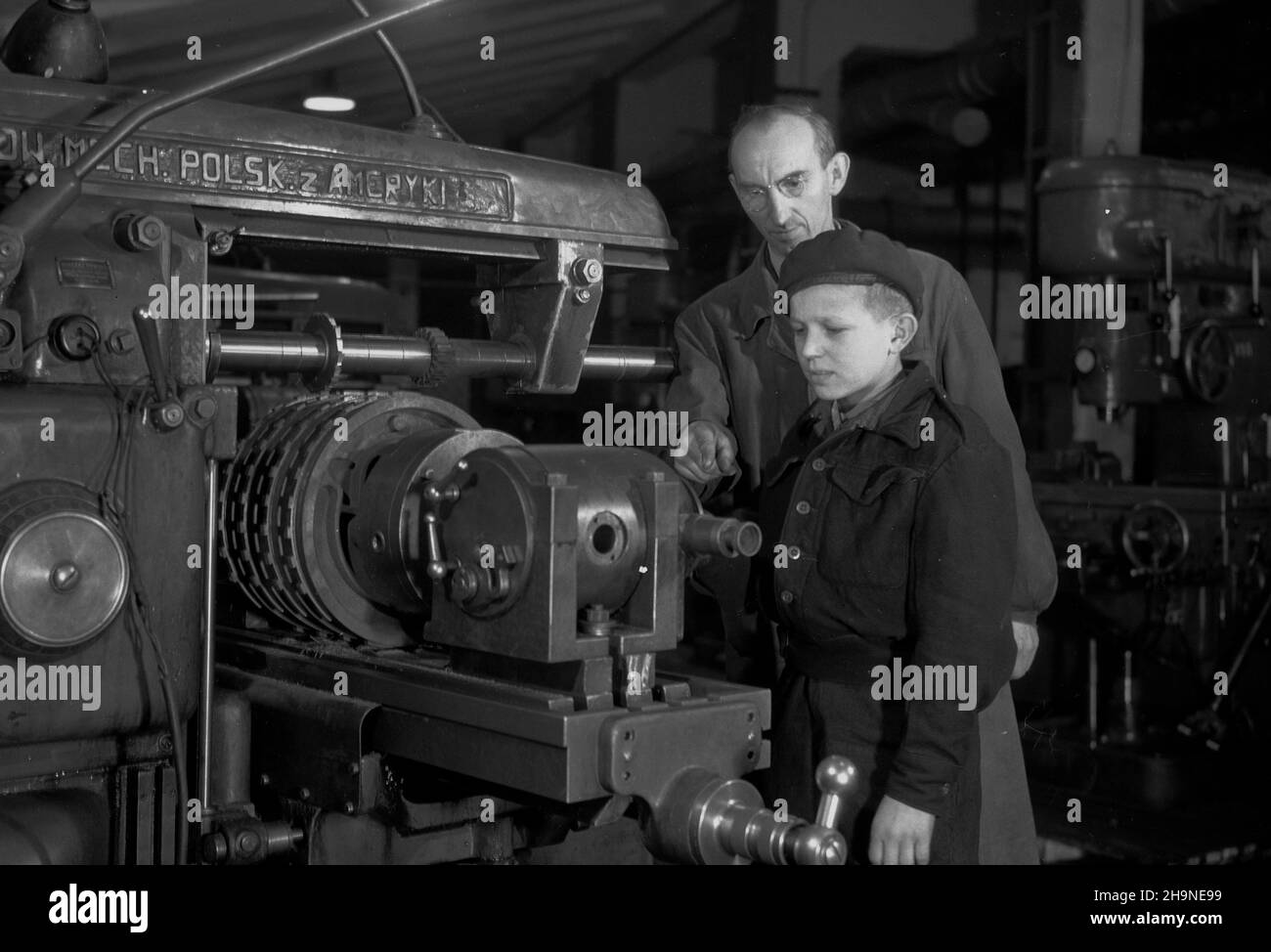 Kraków, 1948-11. Wytwórnia Sygna³ów i Urz¹dzeñ Kolejowych SA Przedsiêbiorstwo Pañstwowe Wyodrêbnione w Krakowie. Przy zak³adach funkcjonowa³a przemys³owa szko³a zawodowa dla m³odzie¿y. Nz. przygotowywanie elementów do nastawni dysponuj¹cej dla kolei. uu  PAP    Dok³adny dzieñ wydarzenia nieustalony.      Cracow, Nov. 1948. The Railway Sign and Equipment Plant SA, the State Separate Plant in Cracow. The industrial vocational school for youth was opened at the plant. Pictured: the preparation of elements of a railways control box.  uu  PAP  uu  PAP Stock Photo