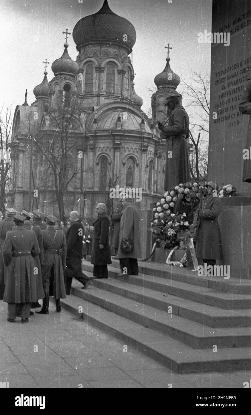 Warszawa, 1948-11-06. Obchody XXXI rocznicy rewolucji paŸdziernikowej. Uroczystoœæ z³o¿enia wieñców przez w³adze polskie i organizacje spo³eczne pod Pomnikiem Braterstwa Broni u zbiegu ulic Zygmuntowskiej i Targowej na Pradze. Nz. centralnie: pose³ na Sejm Ustawodawczy Jakub Berman (P), premier Józef Cyrankiewicz (L), Sekretarz Generalny MSZ ambasador RP w Czechos³owacji Stefan Wierb³owski (C). W tle cerkiew prawos³awna pw. œw. Marii Magdaleny. uu  PAP      Warsaw, Nov. 6, 1948. Ceremonies marking the 31st anniversary of October Revolution. A wreath laying ceremony by the Polish authorities an Stock Photo