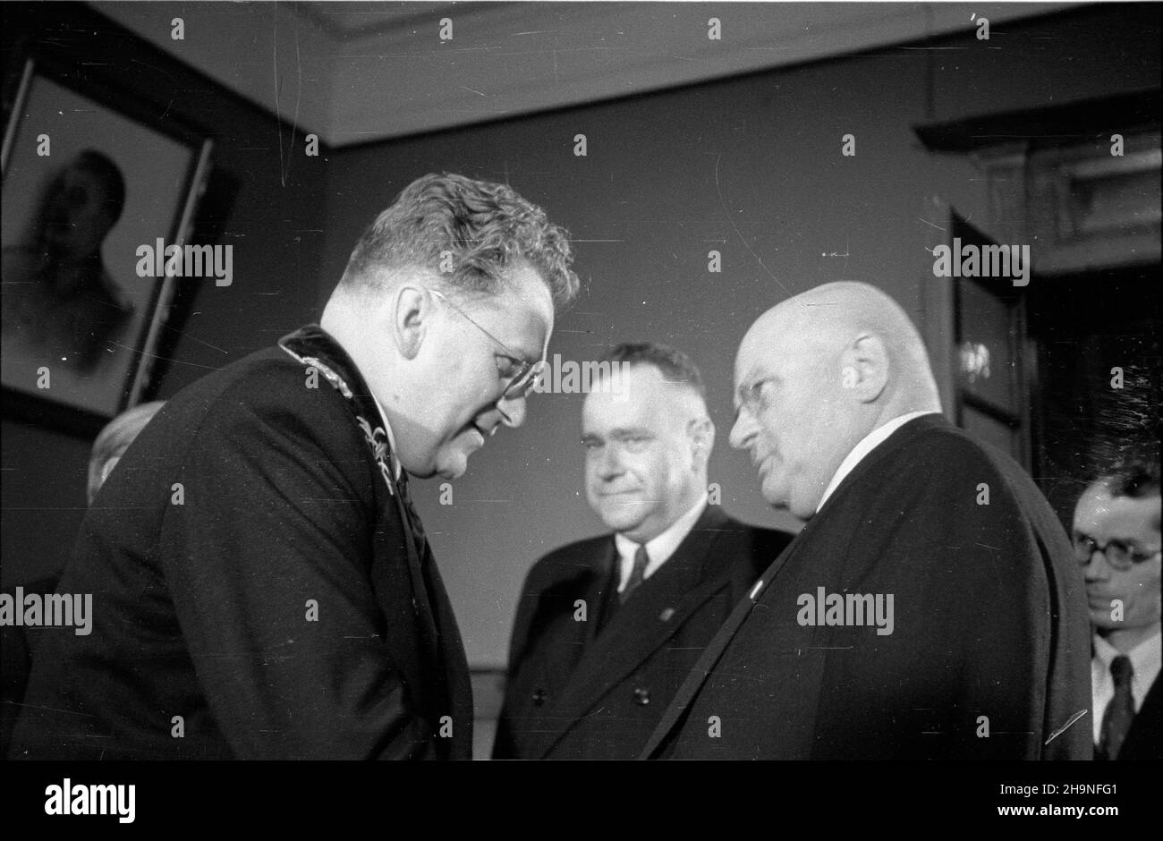 Warszawa, 1948-11-07. Z okazji XXXI rocznicy Wielkiej Rewolucji PaŸdziernikowej ambasador ZSRR Wiktor Lebiediew oraz jego ma³¿onka wydali w godzinach wieczornych przyjêcie w salonach ambasady. Wœród zaproszonych goœci byli przedstawiciele naczelnych w³adz pañstwowych oraz cz³onkowie korpusu dyplomatycznego akredytowanego w Warszawie. Nz. Wiktor Lebiediew (L) wita prezesa Rady Naczelnej Stronnictwa Demokratycznego prof. Mieczys³awa Micha³owicza (2P).  uu  PAP      Warsaw, Nov. 7, 1948. Soviet Union's ambassador Viktor Lebedev and his wife held a reception at the embassy to mark the 31st anniver Stock Photo