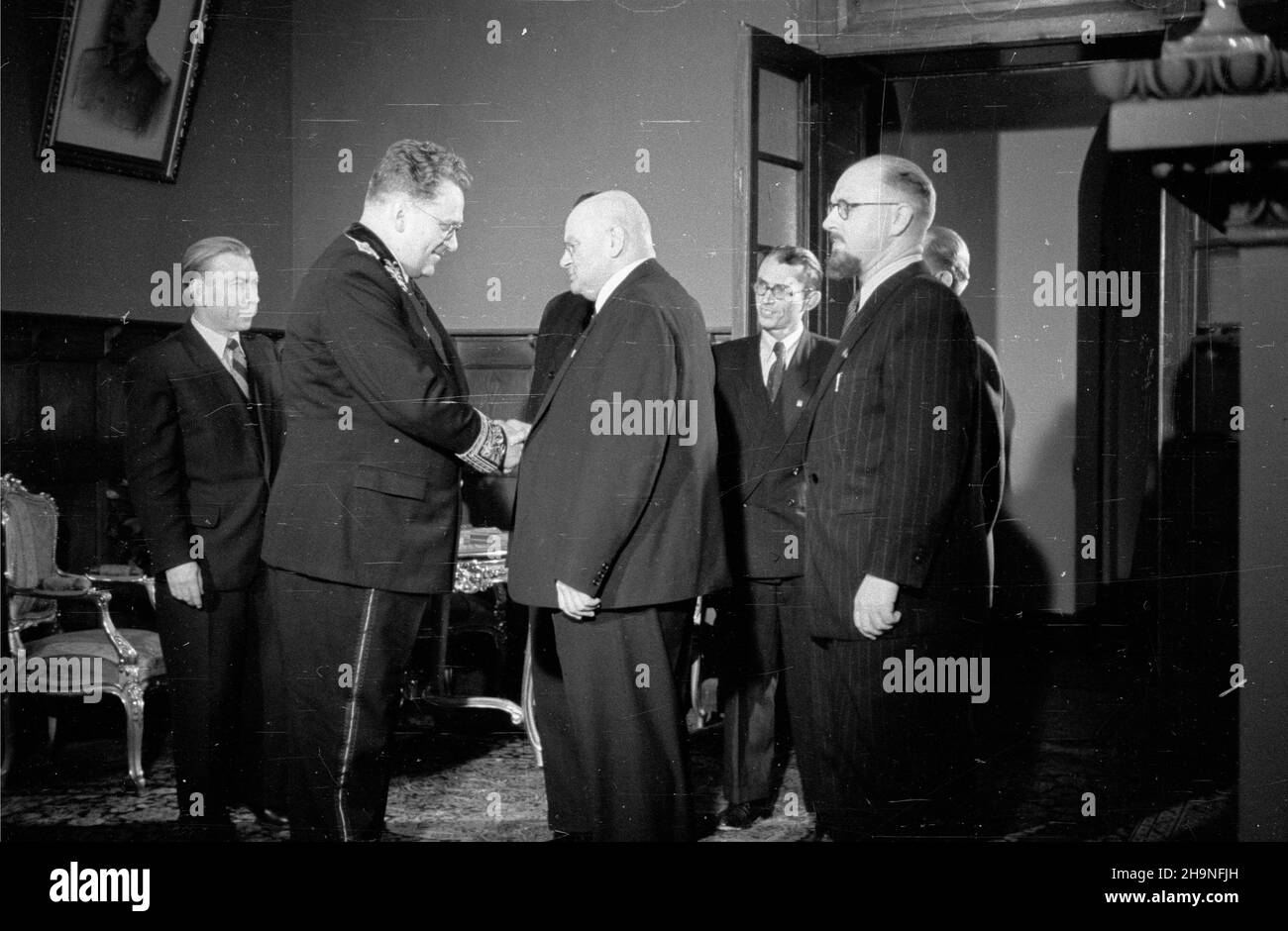 Warszawa, 1948-11-07. Z okazji XXXI rocznicy Wielkiej Rewolucji PaŸdziernikowej ambasador ZSRR Wiktor Lebiediew oraz jego ma³¿onka wydali w godzinach wieczornych przyjêcie w salonach ambasady. Wœród zaproszonych goœci byli przedstawiciele naczelnych w³adz pañstwowych oraz cz³onkowie korpusu dyplomatycznego akredytowanego w Warszawie. Nz. Wiktor Lebiediew (2L) wita prezesa Rady Naczelnej Stronnictwa Demokratycznego prof. Mieczys³awa Micha³owicza (3L).  uu  PAP      Warsaw, Nov. 7, 1948. Soviet Union's ambassador Viktor Lebedev and his wife held a reception at the embassy to mark the 31st annive Stock Photo