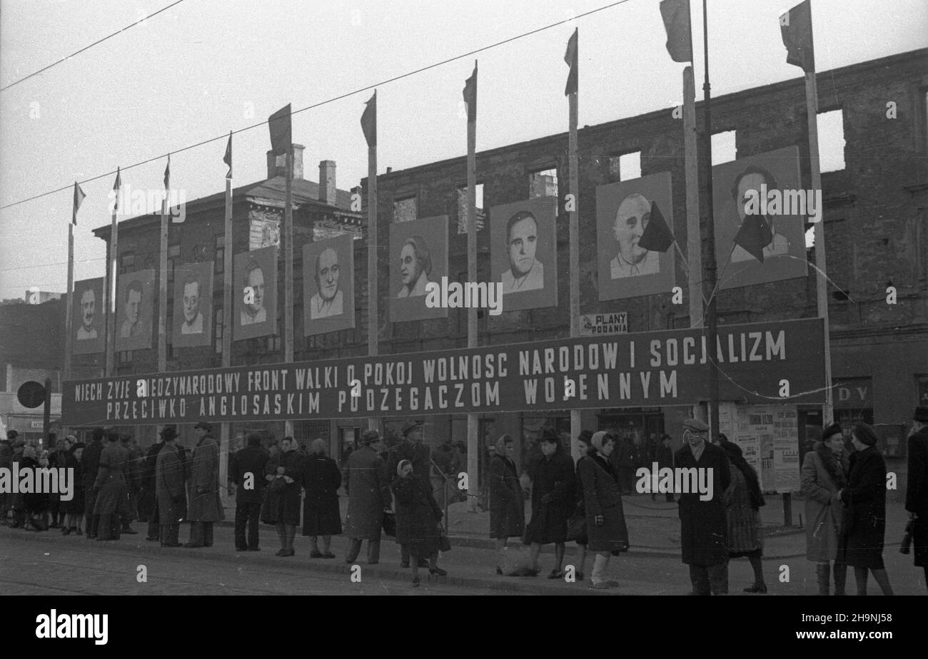 Warszawa, 1948-12. Przed Kongresem Zjednoczeniowym PPR (Polska Partia Robotnicza) i PPS (Polska Partia Socjalistyczna), (15-22 XII 1948), stolica przybra³a odœwiêtny wygl¹d. G³ówne ulice, place i budynki publiczne dekorowano flagami, sztandarami, has³ami propagandowymi, portretami dzia³aczy partyjnych, robotniczych oraz przodowników pracy.  mta  PAP    Dok³adny dzieñ wydarzenia nieustalony.      Warsaw, Dec. 1948. Warsaw was decorated for the unification congress of the Polish Worker Party (PPR) and the Polish Socialist Party (PPS) on December 15-22, 1948. Flags, banners, propaganda posters an Stock Photo