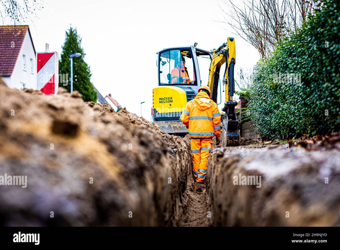 Schulenburg, Germany. 02nd Dec, 2021. Workers are busy laying fiber