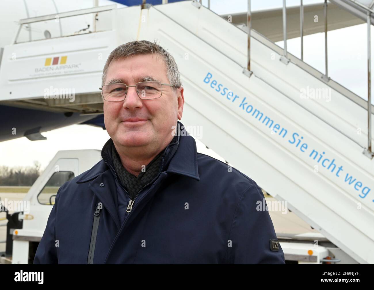 PRODUCTION - 06 December 2021, Baden-Wuerttemberg, Rheinmünster: Uwe Kotzan, Managing Director of Baden-Airpark GmbH - Karlsruhe/Baden-Baden Airport, pictured on the airport tarmac. First climate change, then Corona: Regional airports are currently having a hard time (to dpa 'Only an airport for the country? Regional airports under pressure') Photo: Uli Deck/dpa Stock Photo