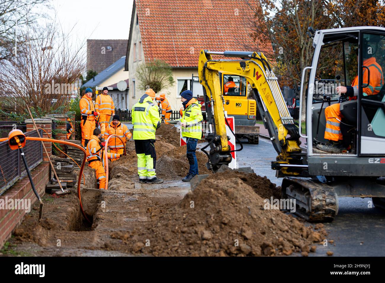 Schulenburg, Germany. 02nd Dec, 2021. Workers are busy laying fiber