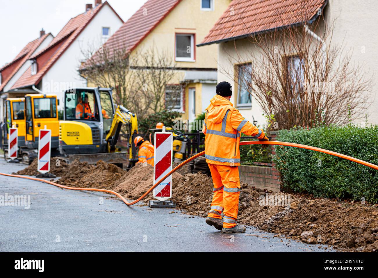 Schulenburg, Germany. 02nd Dec, 2021. Workers are busy laying fiber