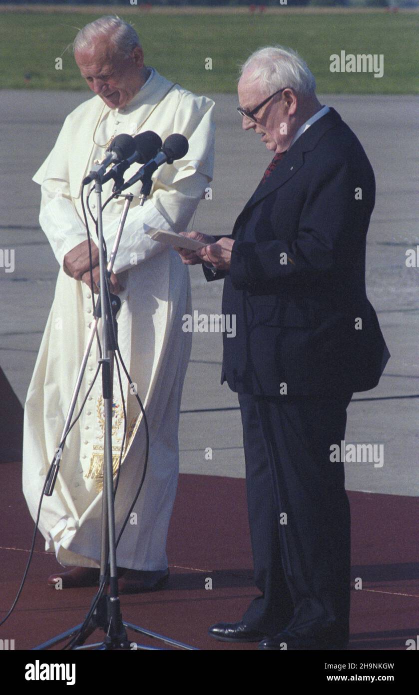 Kraków 23.06.1983. II pielgrzymka do Polski papie¿a Jana Paw³a II. Uroczystoœæ po¿egnania Ojca Œwiêtego na lotnisku Balice. Nz. przemawia przewodnicz¹cy Rady Pañstwa Henryk Jab³oñski. wb  PAP/Jerzy Ochoñski         Cracow, 23 June 1983. The 2nd pilgrimage of Pope John Paul II to Poland. Pictured: the Holy Father is bidden farewell at Balice airport, the farewell address is delievered by Chairman of the State Council Henryk Jablonski.   wb  PAP/Jerzy Ochonski Stock Photo