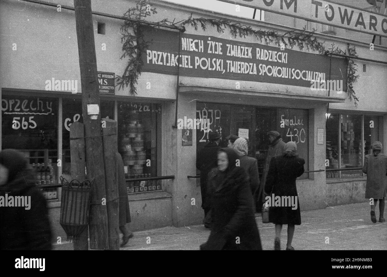 Warszawa, 1948-12. Pañstwowy Dom Towarowy (PDT) w Œródmieœciu. wb  PAP  Dok³adny dzieñ wydarzenia nieustalony.      Warsaw, Dec. 1948. Christmas shopping at the PDT state department store in the city center.   wb  PAP Stock Photo