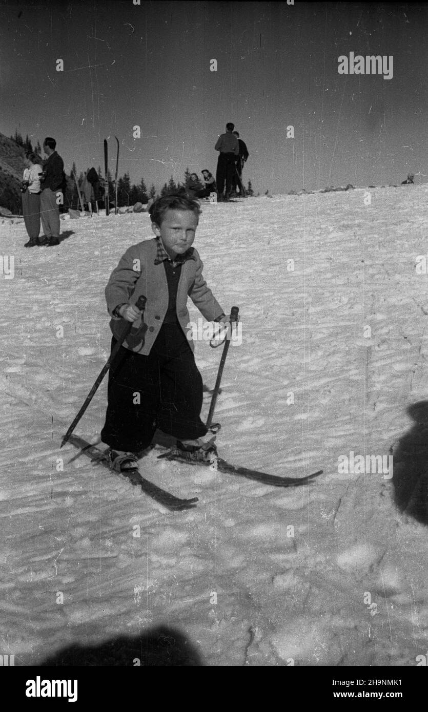Zakopane, 1948-12. M³ody narciarz na stoku. ka  PAP  Dok³aDny dzieñ wydarzenia nieustalony.      Zakopane, Dec. 1948. A young skier on a slope.  ka  PAP Stock Photo