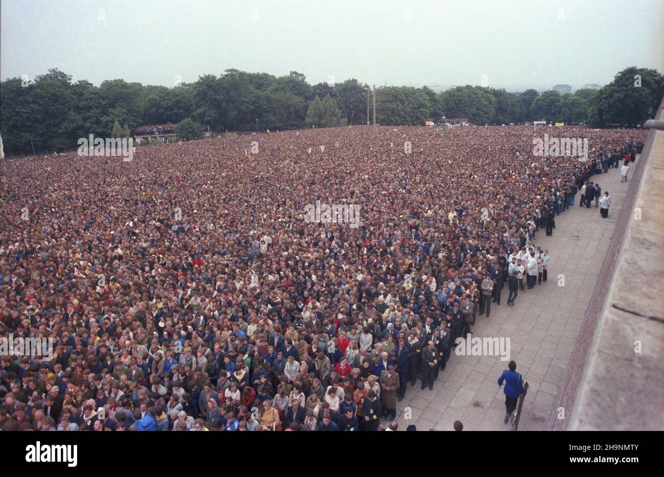 Czêstochowa 18.06.1983. II pielgrzymka do Polski papie¿a Jana Paw³a II. Nz. t³umy wiernych podczas spotkania z m³odzie¿¹ i Apelu Jasnogórskiego na Jasnej Górze. wb  PAP/Jan Morek         Czestochowa 18 June 1983. The 2nd pilgrimage of Pope John Paul II to Poland. Pictured: a meeting with youth and the Jasna Gora Appeal.   wb  PAP/Jan Morek Stock Photo