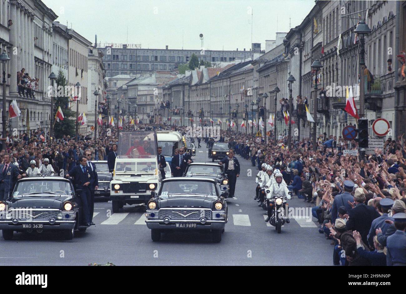 Warszawa 17.06.1983. II pielgrzymka do Polski papie¿a Jana Paw³a II. Nz. Ojciec Œwiêty w papamobile przeje¿d¿a ulic¹ Nowy Œwiat. ka  PAP/Jan Morek         Warsaw, 17 June 1983. Pope John Paul II's second pilgrimage to Poland. Pictured: the popemobile on Nowy Swiat Street.     ka  PAP/Jan Morek Stock Photo