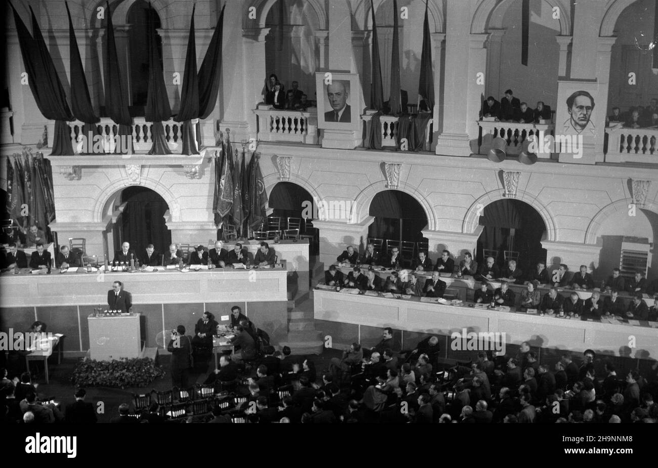 Warszawa, 1948-12-15. Kongres Zjednoczeniowy PPR (Polska Partia Robotnicza) i PPS (Polska Partia Socjalistyczna), 15-21 XII, w auli Politechniki Warszawskiej. I Zjazd PZPR (Polska Zjednoczona Partia Robotnicza). ka  PAP      Warsaw, Dec. 15, 1948. The Unification Congress of the Polish Worker Party (PPR) and the Polish Socialist Party (PPS) held debates at Warsaw Technical University on December 15-21. The 1st Congress of the Polish United Worker Party (PZPR).  mw  PAP Stock Photo