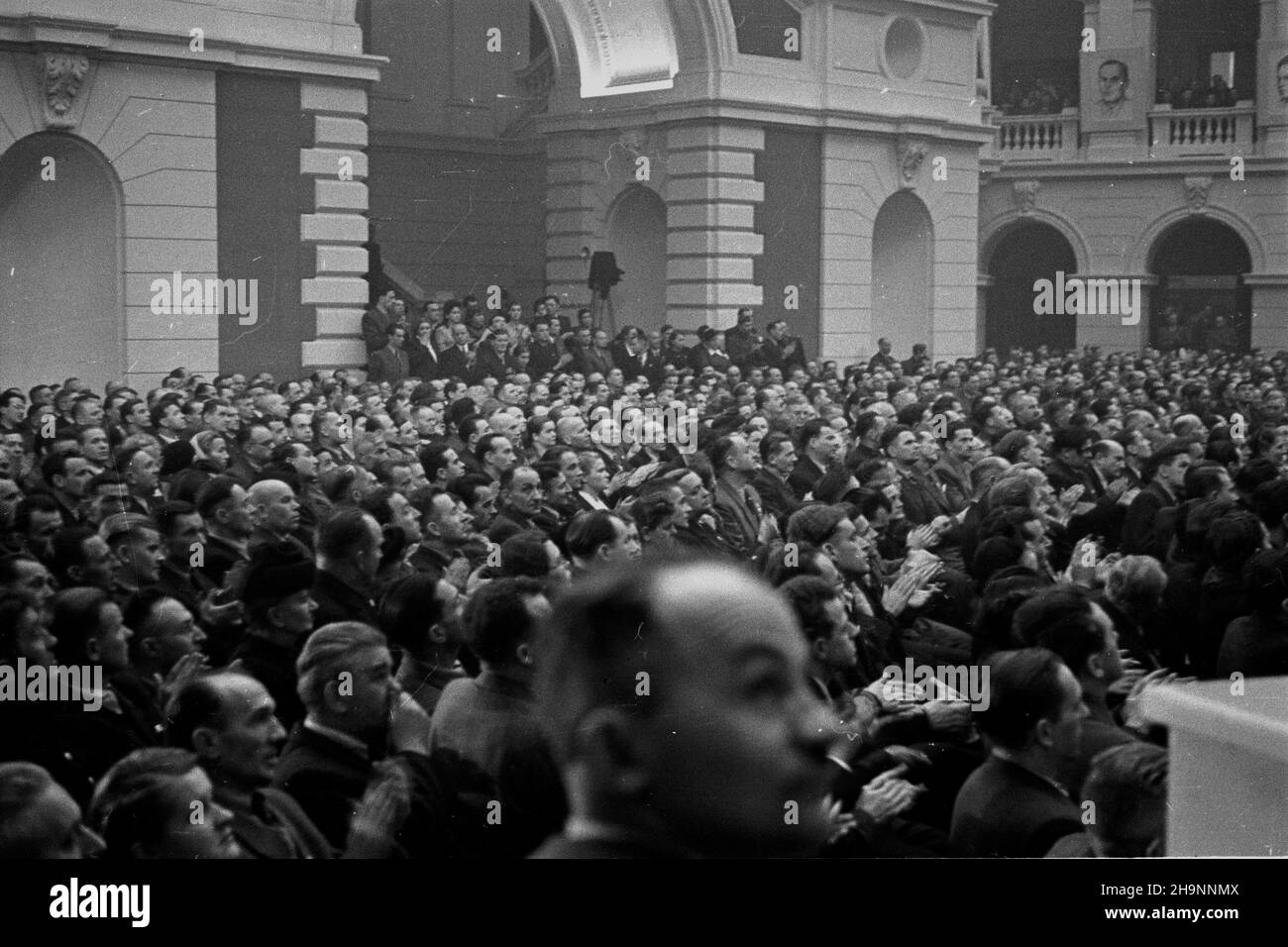 Warszawa, 1948-12-15. Kongres Zjednoczeniowy PPR (Polska Partia Robotnicza) i PPS (Polska Partia Socjalistyczna), 15-21 XII, w auli Politechniki Warszawskiej. I Zjazd PZPR (Polska Zjednoczona Partia Robotnicza). Nz. uczestnicy kongresu podczas uroczystej inauguracji.  ka  PAP      Warsaw, Dec. 15, 1948. The Unification Congress of the Polish Worker Party (PPR) and the Polish Socialist Party (PPS) held debates at Warsaw Technical University on December 15-21. The 1st Congress of the Polish United Worker Party (PZPR). Pictured: participants in the congress during the inauguration ceremony.  mw Stock Photo