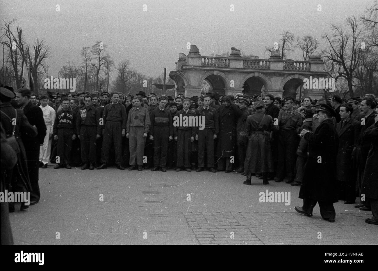 Warszawa, 1948-12-15. Plac Zwyciêstwa. Okolicznoœciowa sztafeta m³odzie¿y z okazji I Zjazdu Polskiej Zjednoczonej Partii Robotniczej (PZPR). ka  PAP      Warsaw, Dec. 15, 1948. Zwyciestwa Square. The occasional youth relay to honour the 1st Congress of the Polish United Worker Party (PUWP).   ka  PAP Stock Photo