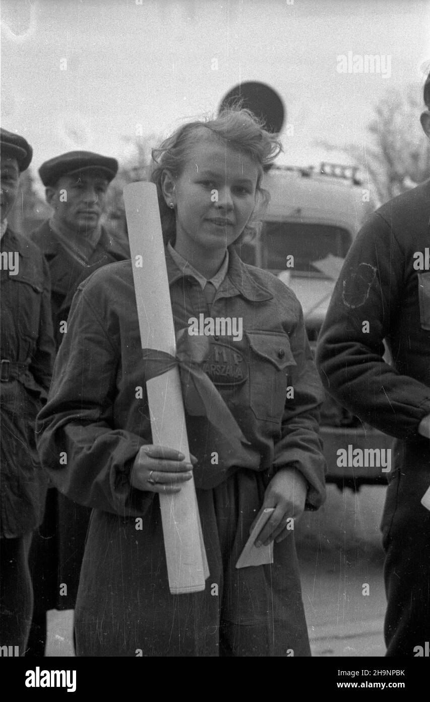 Warszawa, 1948-12-15. Okolicznoœciowa sztafeta przedstawicieli zwi¹zków m³odzie¿owych z okazji I Zjazdu Polskiej Zjednoczonej Partii Robotniczej (PZPR). Nz. przodownica pracy PZK nr 1 Janina Niegocka. ka  PAP      Warsaw, Dec. 15, 1948. A youth relay marking the 1st Congress of the Polish United Worker Party (PZPR). Pictured:  heroine of labour at the PZK No 1 Janina Niegocka.   ka  PAP  ka  PAP Stock Photo