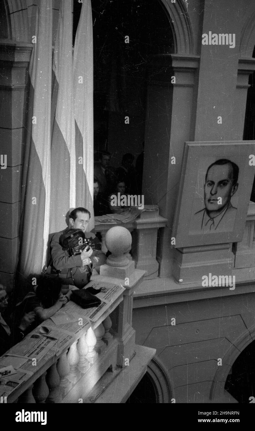 Warszawa, 1948-12-16. Kongres Zjednoczeniowy Polskiej Partii Robotniczej (PPR) i Polskiej Partii Socjalistycznej (PPS), 15-21 XII, w auli Politechniki Warszawskiej. I Zjazd Polskiej Zjednoczonej Partii Robotniczej (PZPR). Nz. operator Polskiej Kroniki Filmowej W³adys³aw Forbert. ka  PAP    Warsaw, Dec. 16, 1948. The Unification Congress of the Polish Worker Party (PPR) and the Polish Socialist Party (PPS) in Warsaw University on Technology on December 15 to 21. The 1st Congress of the Polish United Worker Party (PUWP). Pictured: Polish Newsreel cameraman Wladyslaw Forbert.  ka  PAP Stock Photo