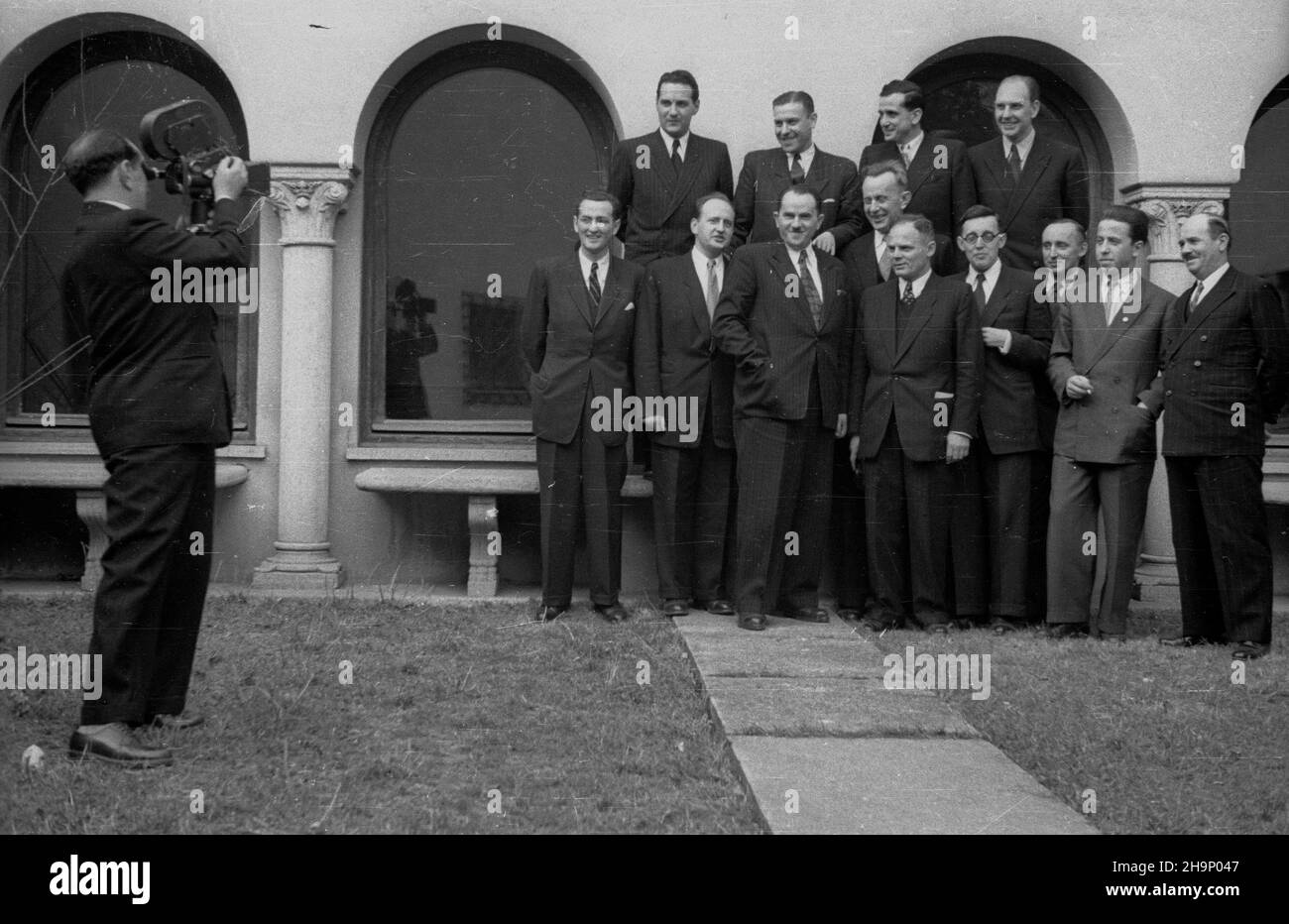 Rumunia, Bukareszt, 1949-01. Wizyta delegacji polskiego rz¹du. Pracownicy ambasady polskiej i dziennikarze przed Pa³acem Królowej El¿biety. Nz. m.in. dziennikarz Polskiej Agencji Prasowej Lucjan Wolanowski (3L w 2 rzêdzie), ambasador Polski w Rumunii Piotr Szymañski. Z lewej operator Polskiej Kroniki Filmowej W³adys³aw Forbert.   Dok³adny dzieñ wydarzenia nieustalony.  bk  PAP    Romunia, Bucharest, Jan. 1949. The visit of the Polish governmental delegation. Politicians and Polish embassy staff in front of the Queen Elizabeth Palace. Pictured: Polish Press Agency journalist Lucjan Wolanowski ( Stock Photo