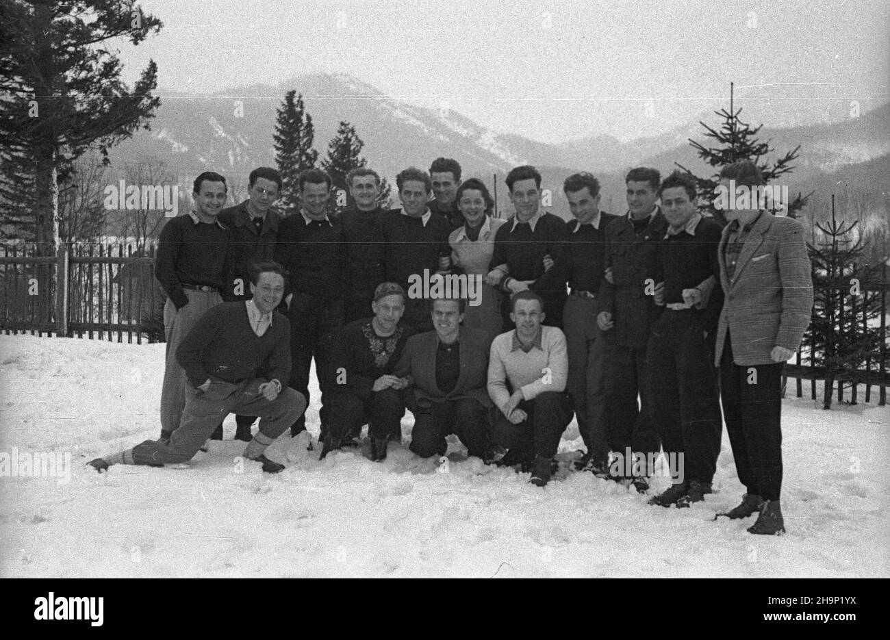 Zakopane, 1949-01. Polscy sportowcy, m.in. w pierwszym rzêdzie skoczkowie Stanis³aw Marusarz (2L) i Tadeusz Kozak (3L). Dok³adny dzieñ wydarzenia nieustalony.  bk  PAP      Zakopane, Jan. 1949. Polish sportsmen, including in the 1st row ski jumpers Stanislaw Marusarz (2nd left) and Tadeusz Kozak (3rd left).  bk  PAP Stock Photo