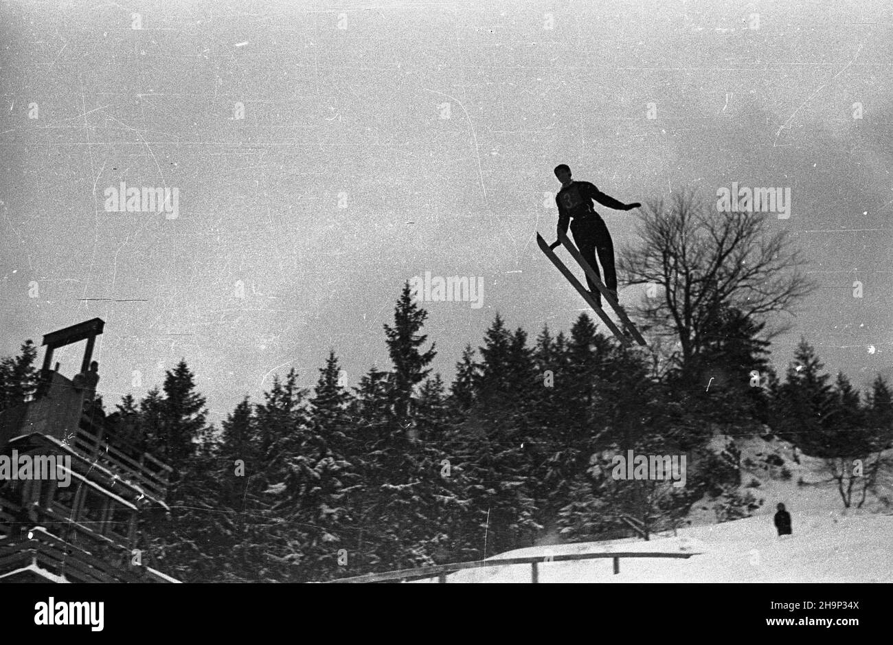 Zakopane, 1949-01-16. Memoria³ im. porucznika Wójcickiego w narciarstwie. Nz. konkurs skoków na Wielkiej Krokwi. bk  PAP      Zakopane, Jan. 16, 1949. The Lt. Wojcicki Memorial Ski Event. Pictured: the ski jump competition at the Wielka Krokiew ski jump.  bk  PAP Stock Photo