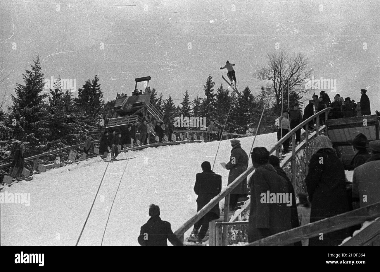 Zakopane, 1949-01-16. Memoria³ im. porucznika Wójcickiego w narciarstwie. Nz. konkurs skoków na Wielkiej Krokwi. Widoczna trybuna sêdziowska. bk PAP Zakopane, Jan. 16, 1949. The Lt. Wojcicki Memorial Ski Event. Pictured: the ski jump competition at the Wielka Krokiew ski jump. In the background the referees' box. bk PAP Stock Photo