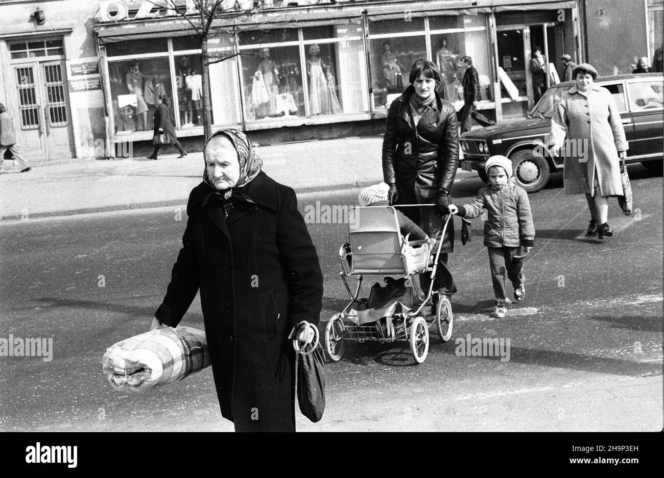 Gdañsk, 1981-04-02. Ludzie na ulicy. jb  PAP/CAF/Stefan Kraszewski      Gdansk, April 2, 1981. People in the street.  jb  PAP/CAF/Stefan Kraszewski Stock Photo