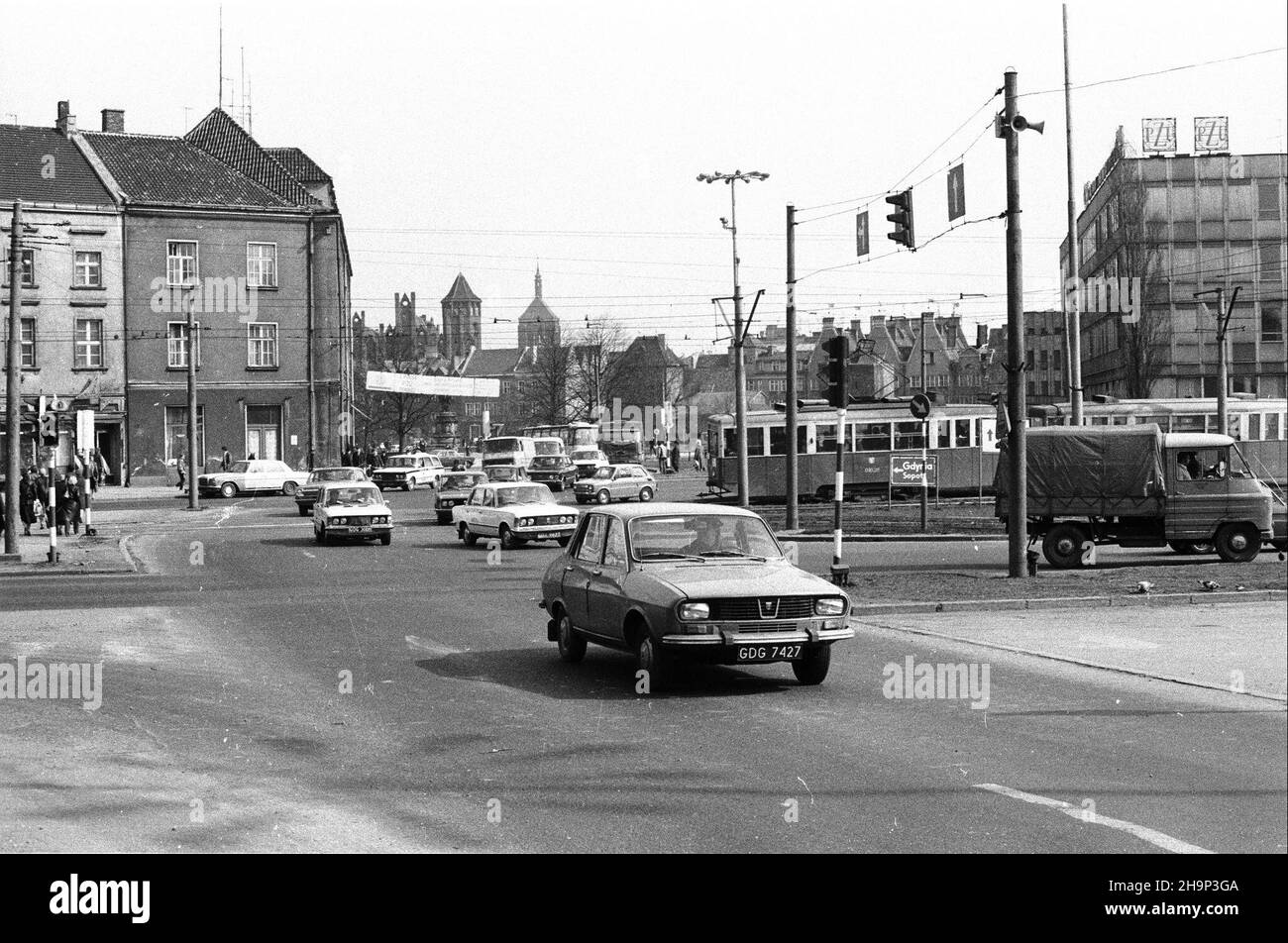 Gdañsk, 1981-04-02. Ruch uliczny w mieœcie. jb  PAP/CAF/Stefan Kraszewski      Gdansk, April 2, 1981. City traffic.  jb  PAP/CAF/Stefan Kraszewski Stock Photo