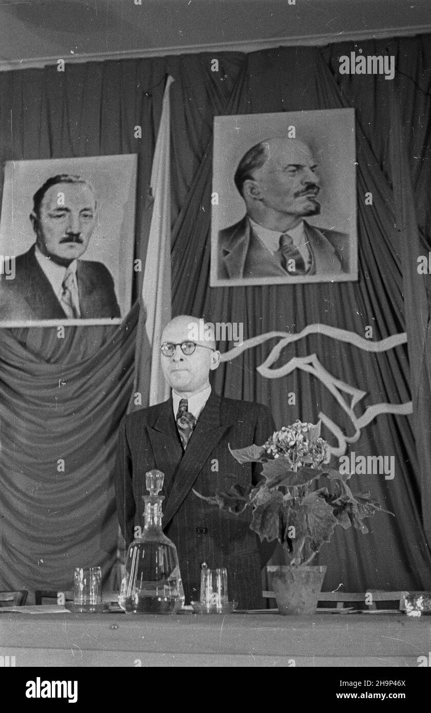 Warszawa, 1949-01-24. W dniach 24-26.01.1949 odby³a siê zorganizowana przez Towarzystwo PrzyjaŸni Polsko-Radzieckiej i Zwi¹zek Nauczycielstwa Polskiego konferencja dla nauczycieli. Nz. przemawia przewodnicz¹cy TPPR Henryk Œwi¹tkowski. bk  PAP      Warsaw, Jan. 24, 1949. A conference for teachers, organized by the Polish-Soviet Friendship Society (TPPR) and the Polish Teachers Union (ZNP), was held on 24-26 January 1949. Pictured: TPPR head Henryk Swiatkowski speaking.  bk  PAP Stock Photo