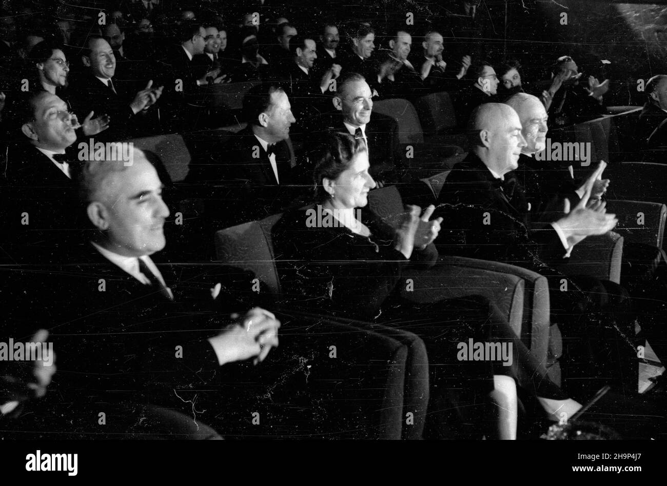 Rumunia, Bukareszt, 1949-01-25. Drugiego dnia wizyty w Rumunii delegaci rz¹du polskiego obejrzeli przedstawienie w Operze Narodowej. Nz. w pierwszym rzêdzie premier Rumunii Petru Groza (1P), premier Polski Józef Cyrankiewicz (2P). bk  PAP      Romania, Bucharest, Jan. 25, 1949. A Polish government delegation attended a performance at the National Opera House on the 2nd day of their visit to Romania. Pictured: in the 1st row Romania's PM Petru Groza (1st right), Poland's PM Jozef Cyrankiewicz (2nd right).  bk  PAP Stock Photo