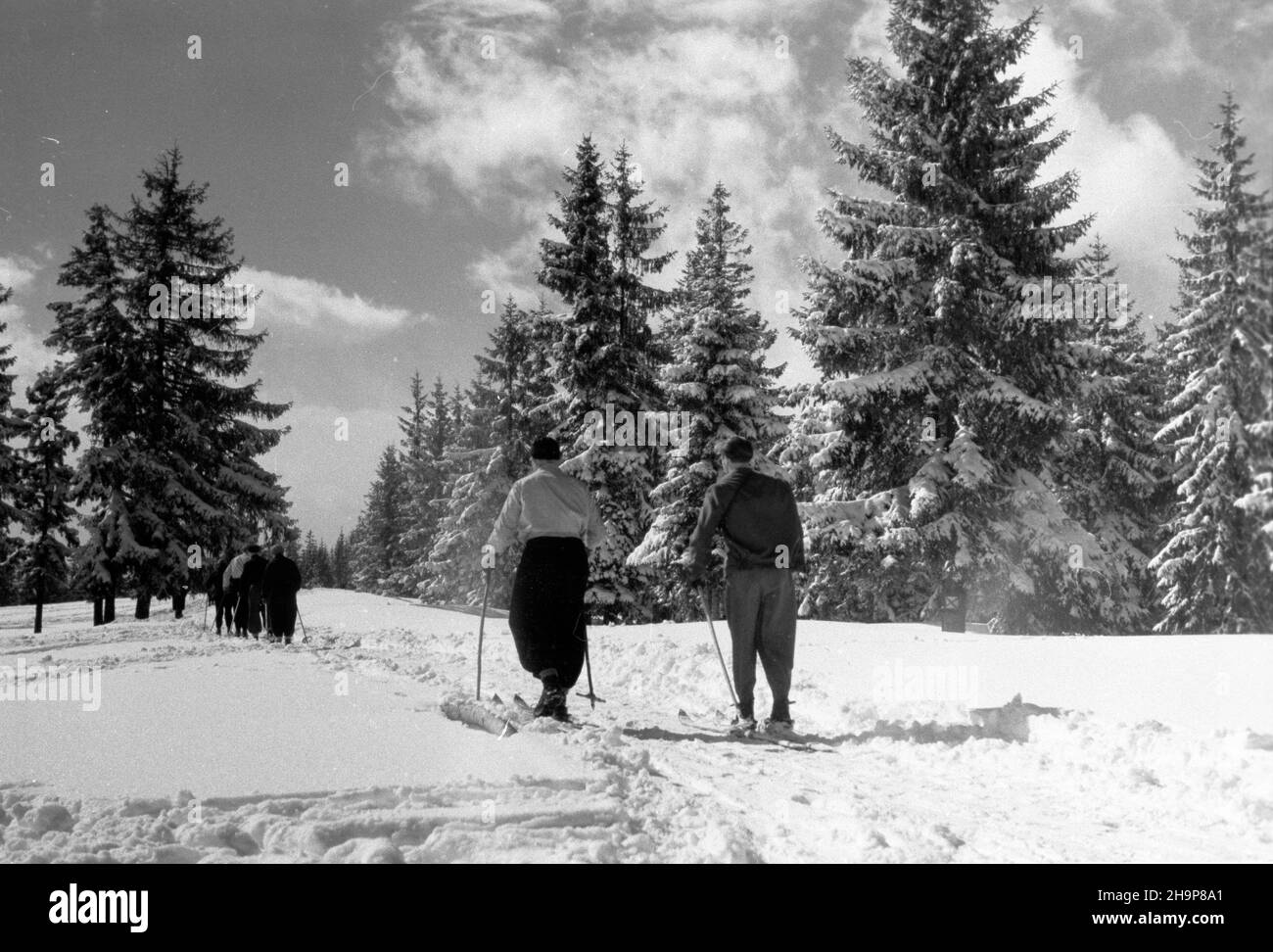 Zakopane, 1949-02. Tatrzañska turystyka zimowa.  mw  PAP    Dok³adny dzieñ wydarzenia nieustalony.      Zakopane, Feb. 1949. Winter tourism in the Tatra Mountains.   mw  PAP Stock Photo