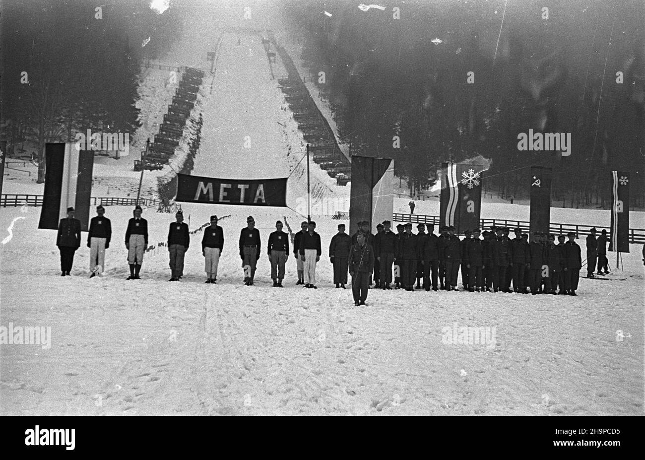 Zakopane, 1949-02-17. W dniach od 17 do 20 lutego odbywa³y siê Miêdzynarodowe Mistrzostwa Narciarskie, zorganizowane przez Zrzeszenie Sportowe Gwardia. Startowali ¿o³nierze, milicjanci oraz pracownicy s³u¿b bezpieczeñstwa z Czechos³owacji, Polski i Wêgier. Nz. uroczyste otwarcie mistrzostw, na stadionie pod Krokwi¹ dru¿yna polska (P) i dru¿yna z Czechos³owacji. msa PAP Zakopane, Feb. 17, 1949. International Skiing Championship, organized by Gwardia Sports Association was held on February 17 to 20, with soldiers, police officers and security service employees from Czechoslovakia, Poland Stock Photo