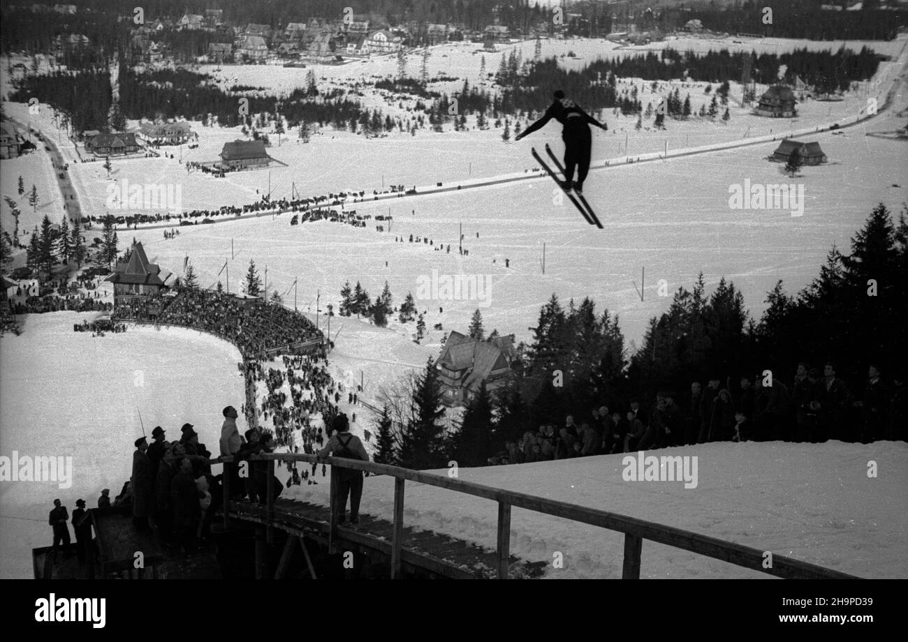Zakopane, 1949-02-20. Konkurs skoków na Wielkiej Krokwi, zorganizowany przez Okrêg Podhalañski Polskiego Zwi¹zku Narciarskiego, jako ostatni trening przed Pucharem Tatr. Startowali tylko polscy skoczkowie. Miejsca: Jan Kula I, Antoni Wieczorek II, Daniel Krzeptowski III. pw PAP Zakopane, Feb. 20, 1949. The Wielka Krokiew Ski Jump Competition organised by the Podhale District of the Polish Ski Association as the last training before the Tatra Cup attended only by Polish ski jumpers. 1st was Jan Kula, 2nd was Antoni Wieczorek, 3rd was Daniel Krzeptowski. pw PAP Stock Photo